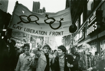Το πανό γράφει: "Μέτωπο Απελευθέρωσης Ομοφυλοφίλων"