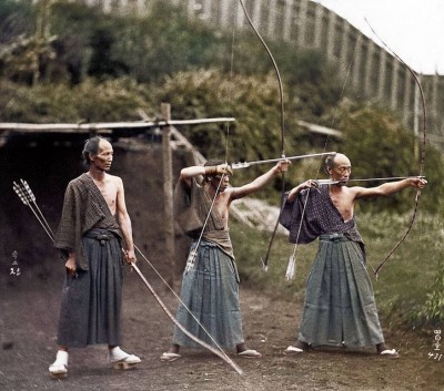 Μια σπάνια φωτογραφία του 1860 με αληθινή εξάσκηση των Σαμουράι. Τα τεράστια τόξα ξεπερνούσαν κατά πολύ το ύψος τους και για να τα τεντώσουν, ασκούσαν δύναμη 50 κιλών!