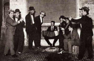 Η παράδοξη ιστορία του τάνγκο. Ο ερωτικός χορός χορευόταν μόνο από άνδρες και ξεκίνησε από τις φτωχογειτονιές και τους οίκους ανοχής του Μπουένος Άιρες