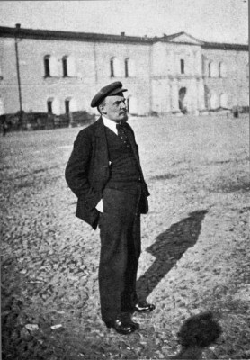 1919_Lenin_in_Kremlin_Courtyard