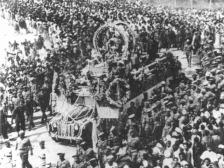Το ειδικά διαμορφωμένο όχημα με τη σωρό του Γκάντι, έσερναν πενήντα άνθρωποι