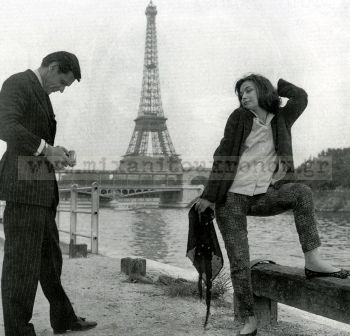 Η Τζένη Καρέζη ποζάρει με νάζι στο φωτογραφικό φακό του συζύγου της Ζάχου Χατζηφωτίου, σε ένα απο τα ταξίδια τους στο Παρίσι.