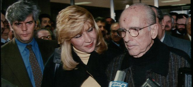 Η παραίτηση του Ανδρέα Παπανδρέου από την πρωθυπουργία. Η Λιάνη λιποθύμησε, οι δελφίνοι κορύφωσαν το παιχνίδι της διαδοχής