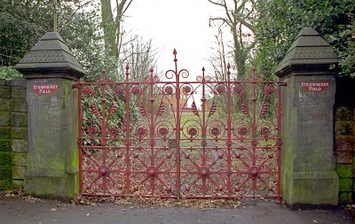 Η πύλη του Strawberry Field.