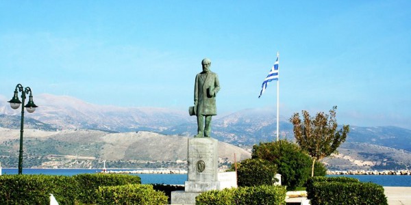 Το άγαλμα του ποιητή Ανδρέα Λασκαράτου στο Ληξούρι, έχει την πλάτη γυρισμένη στη θάλασσα και ...το Αργοστόλι.