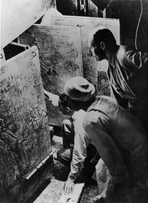 Ο αρχαιολόγος Χάουαρντ Κάρτερ στην είσοδο του τάφου.