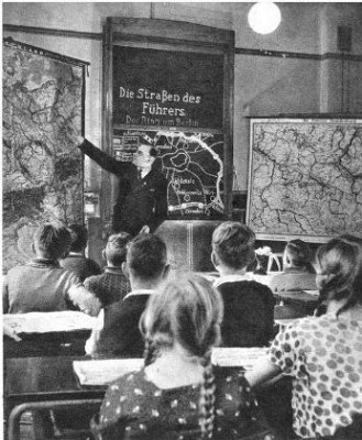Παράδοση μαθήματος σε σχολείο της ναζιστικής Γερμανίας