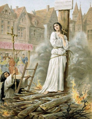 Η Ζαν ντ' Αρκ κάηκε ζωντανή, αφού καταδικάστηκε ως μάγισσα.