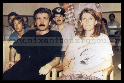 Η σύλληψη του Λάκη Λαζόπουλου για προσβολή του Προέδρου της Δημοκρατίας Χρήστου Σαρτζετάκη επειδή στην παράσταση τον αποκαλούσε “μ@λ@κ@”…