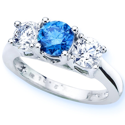 Μόνο όποιος δώριζε ένα ακριβό διαμαντένιο δαχτυλίδι, θα μπορούσε να δείξει στην αγαπημένη του πόσο πολύτιμη είναι για αυτόν.