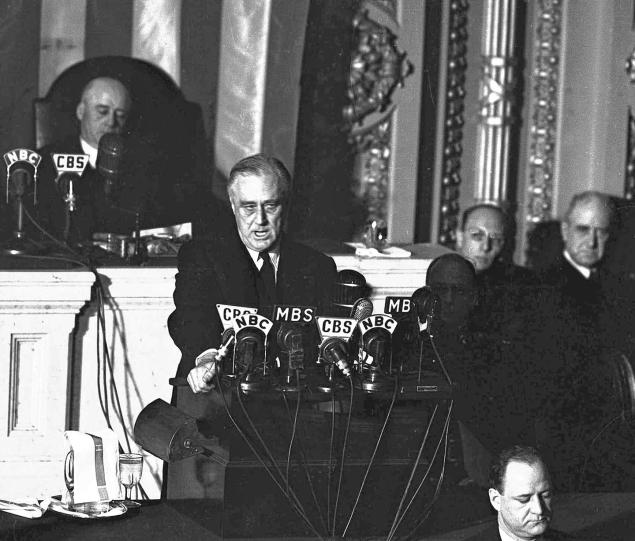 Ο Φραγκλίνος Ρούσβελτ έπρεπε στις 8 Δεκεμβρίου του 1941 να βρεθεί στο Καπιτώλιο, όπου θα έδινε στο κογκρέσο την περίφημη ομιλία του περί "ατιμίας", η οποία στην ουσία σηματοδότησε την εμπλοκή των ΗΠΑ στον Δεύτερο Παγκόσμιο πόλεμο.