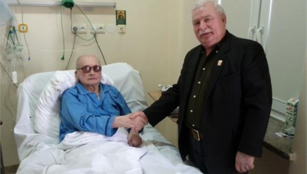 Ο τελευταίος κομμουνιστής ηγέτης της Πολωνίας, ο οποίος νοσηλεύεται σε νοσοκομείο της Βαρσοβίας. Εδώ με τον Λέχ Βαλέσα.