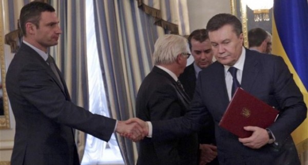 Ψυχρή χειραψία του Βίκτορ Γιανουκόβιτς με τον Βιτάλι Κλίτσκο, εκ των ηγετών της αντιπολίτευσης 