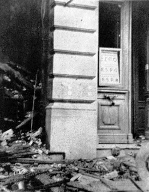 Το κτίριο της ΕΣΠΟ, μετά από τη βομβιστική επίθεση.Σκοτώθηκαν 39 Ελληνες προδότες και 43 Γερμανοί.... 