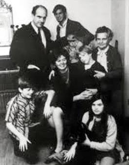 Η οικογένεια Παπανδρέου στο σαλόνι της βίλας που έγινε "μήλον της έριδος" μεταξύ των παιδιών του Ανδρέα Παπανδρέου και της πρώην συζύγου του Δήμητρας- Λιάνη 