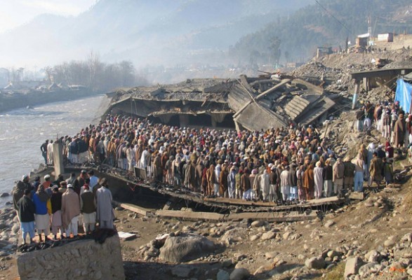 Ο σεισμός που έπληξε το Βόρειο Πακιστάν και την περιοχή του Κασμίρ στις 8 Οκτωβρίου 2005 προκάλεσε παγκόσμια συγκίνηση. Εκτιμάται ότι οι νεκροί  ήταν σχεδόν 100.000, οι τραυματίες άλλοι τόσοι ενώ οι άστεγοι έφτασαν τα 3 εκατομμύρια. 