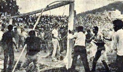 Παναθηναϊκός – Ολυμπιακός. Όταν οι φίλαθλοι των αιώνιων αντιπάλων εισέβαλαν μαζί στο γήπεδο κατά των ποδοσφαιριστών γιατί θεώρησαν ότι το ματς ήταν στημένο
