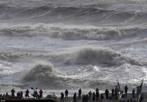  Συγκεντρώνει πλήθος κόσμου στην παραλία στο Lyme Regis να παρακολουθήσουν, όπως η δύναμη της καταιγίδας εξαπολύει μια σειρά των κυμάτων που σκάνε πάνω από το Cobb