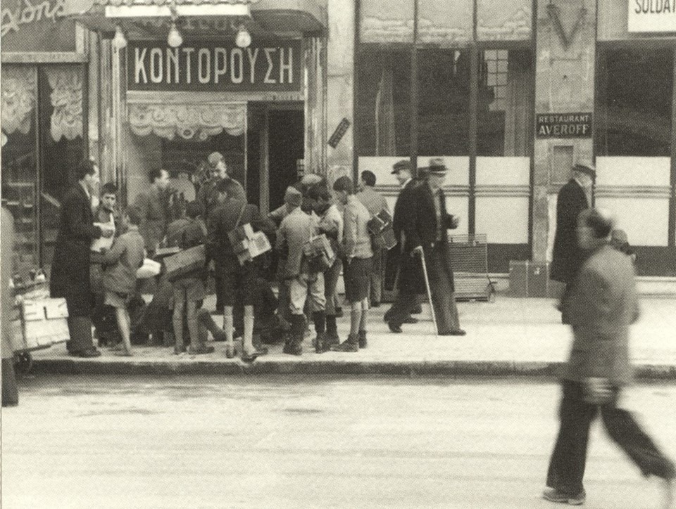 Φωτογραφίες από μια ασπρόμαυρη δεκαετία που πεινούσε και πονούσε. Η Σταδίου το 1945, όταν επούλωνε τις πληγές της από τα καταστροφικά Δεκεμβριανά