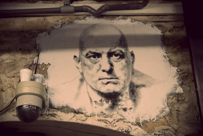 «Θέλω βλασφημία, θάνατο, βιασμό, επανάσταση». Ο σατανιστής Άλιστερ Κρόουλι που ενέπνευσε τους Led Zeppelin, τους Beatles και τους Black Sabbath