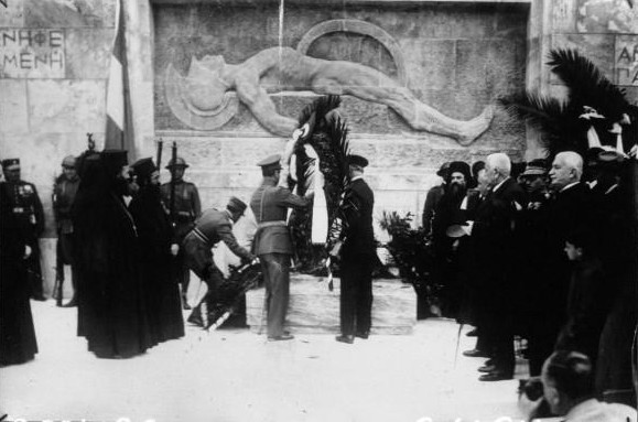 Γιατί ήθελαν να ανατινάξουν το γλυπτό του Άγνωστου Στρατιώτη ως “ανουσιούργημα εις βάρος της ελληνικής τέχνης”. Διαφωνούσαν για την τοποθεσία και μιλούσαν για τέρας!