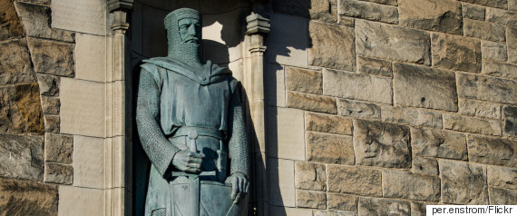 Statue of William Wallace by Alexander Carrick at the entrance to Edinburgh Castle