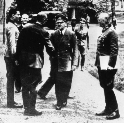 Στα αριστέρα, ο Στάουφενμπεργκ που περιμένει να χαιρετήσει τον Χίτλερ