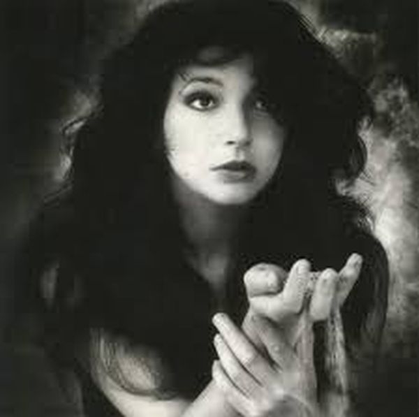 Η επιστροφή της Kate Bush.Η εκρηκτική τραγουδίστρια που εγκατέλειψε τις συναυλίες μετά το δυστύχημα του φωτιστή της, επί σκηνής