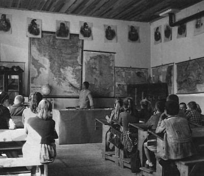Διδασκαλία με χάρτες, ήρωες του ΄21 και ξύλινα θρανία. Τα σχολεία της νοσταλγίας και της γνώσης απέναντι στα φροντιστήρια και τη βαρεμάρα