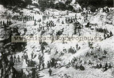 Εργάτες συγκεντρωμένοι γύρω από τις στοές