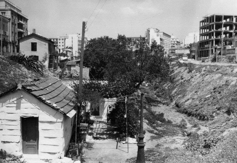 Ποια είναι η πασίγνωστη περιοχή στο κέντρο της Αθήνας, που περνούσε ο Ιλισός ποταμός και είχε σπίτια με κεραμίδια στην κοίτη του; Εκεί χτίστηκαν πολυτελή ξενοδοχεία και πολυκατοικίες