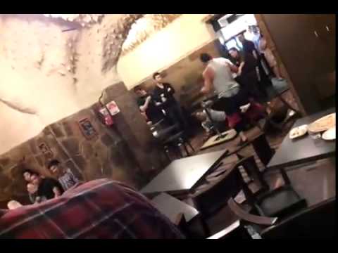 Απίστευτο ξύλο σε ελληνικό σουβλατζίδικο στη Μελβούρνη! Δεν είναι κασκαντέρ σε ταινία, αλλά θαμώνες που τσακώθηκαν (βίντεο)