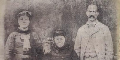 Η μητέρα του Βιζυηνού (κέντρο) 