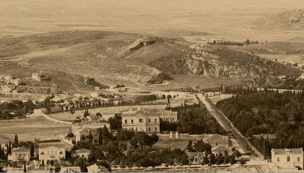 Το Αμαλίειο ορφανοτροφείο διακρίνεται στο κέντρο της φωτογραφίας του 1870 