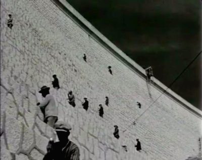 Πώς δημιουργήθηκε η λίμνη του Μαραθώνα που ξεδίψασε την Αθήνα και εξαφάνισε τους νερουλάδες. Σπάνιο φιλμ με το φράγμα που κατασκευάστηκε από πεντελικό μάρμαρο