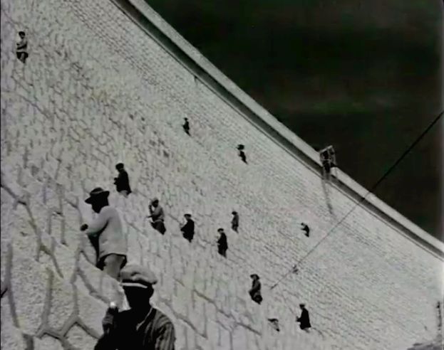 Πώς δημιουργήθηκε η λίμνη του Μαραθώνα που ξεδίψασε την Αθήνα και εξαφάνισε τους νερουλάδες. Σπάνιο φιλμ με το φράγμα που κατασκευάστηκε από πεντελικό μάρμαρο