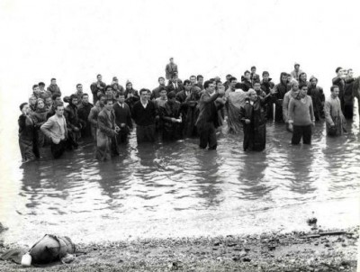 Οι σπουδαστές μπήκαν με τα ρούχα στη θάλασσα για να γλυτώσουν το ξύλο από τους αστυνομικούς. Έφτασαν μέχρι το γραφείο του πρωθυπουργού