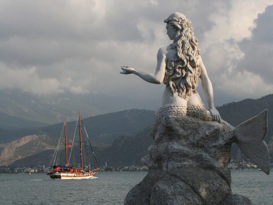 Ανθρωποθυσίες στους θεούς του νερού. Από τον Ποσειδώνα και τις Σειρήνες, στις Γοργόνες και το τέρας του Λόχνες