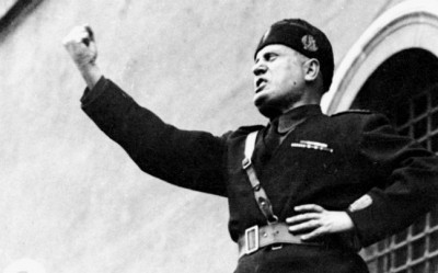 Η γέννηση του Μουσολίνι. Ο πατέρας του ήταν μάχιμος αναρχοσυνδικαλιστής και η μητέρα του πιστή καθολική!