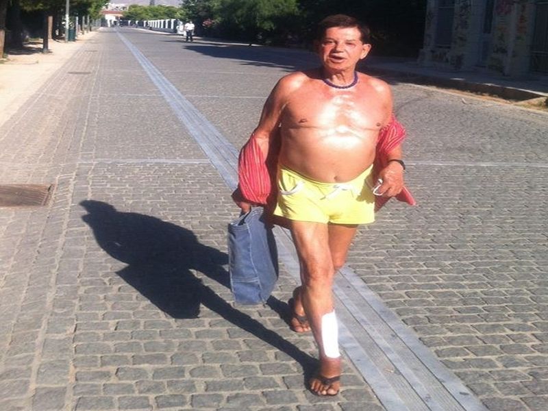 «Φτερού, φτεράααα, πάρτε καλά φτεράααα». Ανδρέας Νομικός ή «φτερού». Ο πιο συμπαθητικός άνδρας της Αθήνας συνεχίζει να αναστατώνει με τις ατάκες του