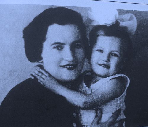 Το φιλάσθενο κοριτσάκι που έγινε η πιο ωραία πρωταγωνίστρια του ελληνικού κινηματογράφου. Γράφει για τα μάτια που είναι “το διαβατήριο των ερώτων μας”