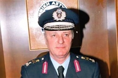 Σύμφωνα με την εκτίμηση του αρχηγού της αστυνομίας Αθ. Βασιλόπουλου, η χειροβομβίδα ήταν ψεύτικη