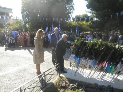 28 Οκτωβρίου 2011, Χαϊδάρι. Ο Νικόλαος Τασιάκος καταθέτει στεφάνι προς τιμή των πεσόντων συμπολεμιστών του στον Ελληνοϊταλικό πόλεμο.