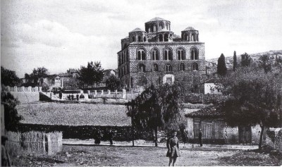 Παναγία η Παρηγορήτισσα, η Βυζαντινή εκκλησία της Άρτας με τον πρωτοποριακό τρούλο που αιωρείται. Ο θρύλος του πρωτομάστορα που ζήλεψε το επίτευγμα του βοηθού του και τον δολοφόνησε. Δείτε το βίντεο με το κτιστό τέμπλο