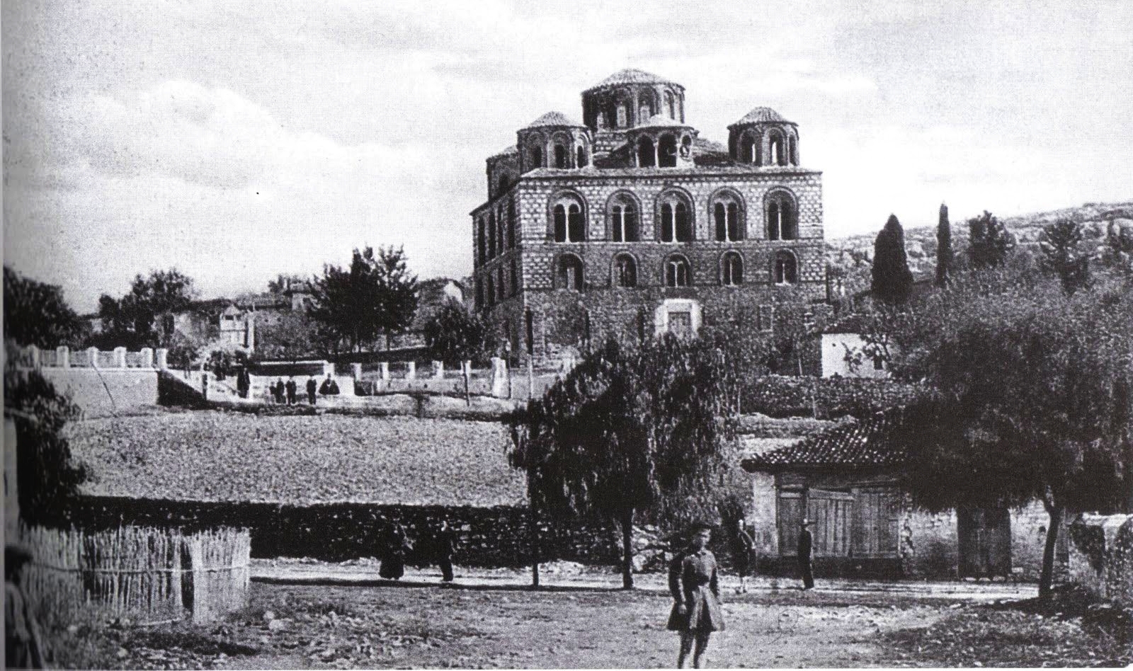 Παναγία η Παρηγορήτισσα, η Βυζαντινή εκκλησία της Άρτας με τον πρωτοποριακό τρούλο που αιωρείται. Ο θρύλος του πρωτομάστορα που ζήλεψε το επίτευγμα του βοηθού του και τον δολοφόνησε. Δείτε το βίντεο με το κτιστό τέμπλο
