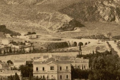 Τρία σπίτια στο βουνό, ένα μέγαρο στους πρόποδες και μια τοξωτή γέφυρα. Ποιο είναι το τοπίο; Να το πάρει το ποτάμι;