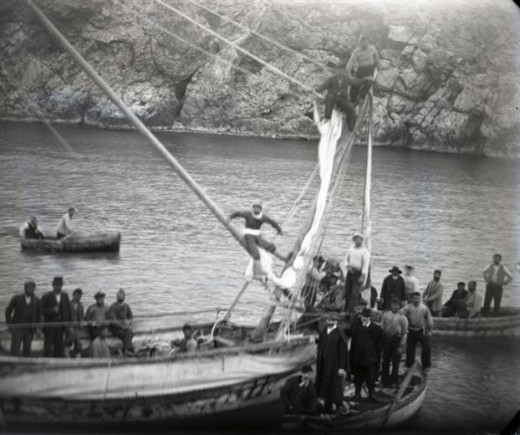 Φωτογραφία του 1900: οι σφουγγαράδες της Σύμης βουτούν στο σημείο του αρχαίου ναυαγίου, στα Αντικύθηρα 