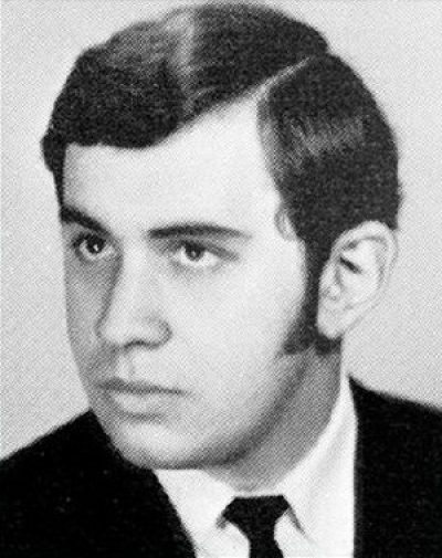 Ποιος είναι ο σοβαρός νέος που έγινε διάσημος σταρ της μουσικής και έχει την πιο “διάσημη γλώσσα”;