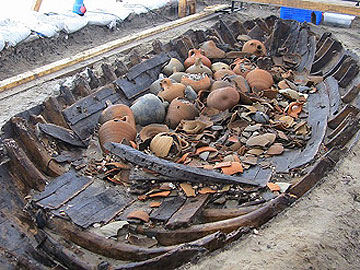 Βυζαντινό εμπορικό πλοίο του 5ου αιώνα μ.Χ που βρέθηκε στο Γενί Καπί. Ήταν φορτωμένο με παστό ψάρι, ξηρούς καρπούς και φρέσκα φρούτα, που διατηρήθηκαν άριστα σαν σε «κονσέρβα». Βυθίστηκε σε θύελλα στη θάλασσα του Μαρμαρά.