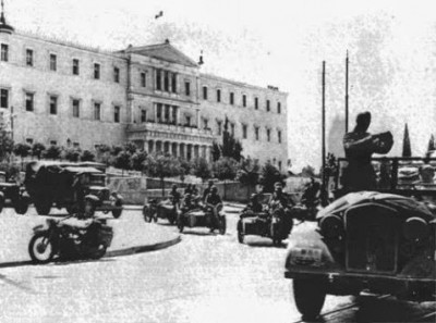 Ο δοσίλογος ζιγκολό, Κώστας Πετρουτσόπουλος. Παντρεύτηκε την Ντιριντάουα, ξεγέλασε τον Λάμπρο Κωνσταντάρα και οδήγησε πολλούς αγωνιστές και Άγγλους στο απόσπασμα